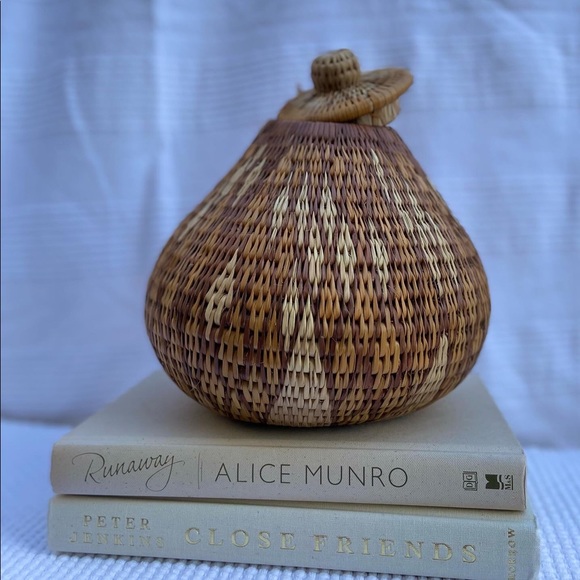 Vintage Handmade Storage Basket with Lid ****RARE FIND***** - Picture 2 of 4